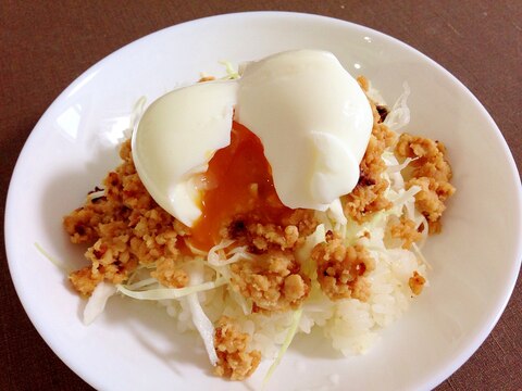 半熟卵で☆肉味噌キャベツ丼